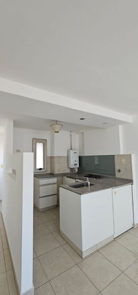 ALQUILA DPTO LUMINOSO A METROS DE PLAZA COLON